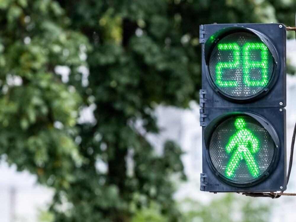 Bezpieczni seniorzy: Policjanci z Prudnika edukują o zagrożeniach